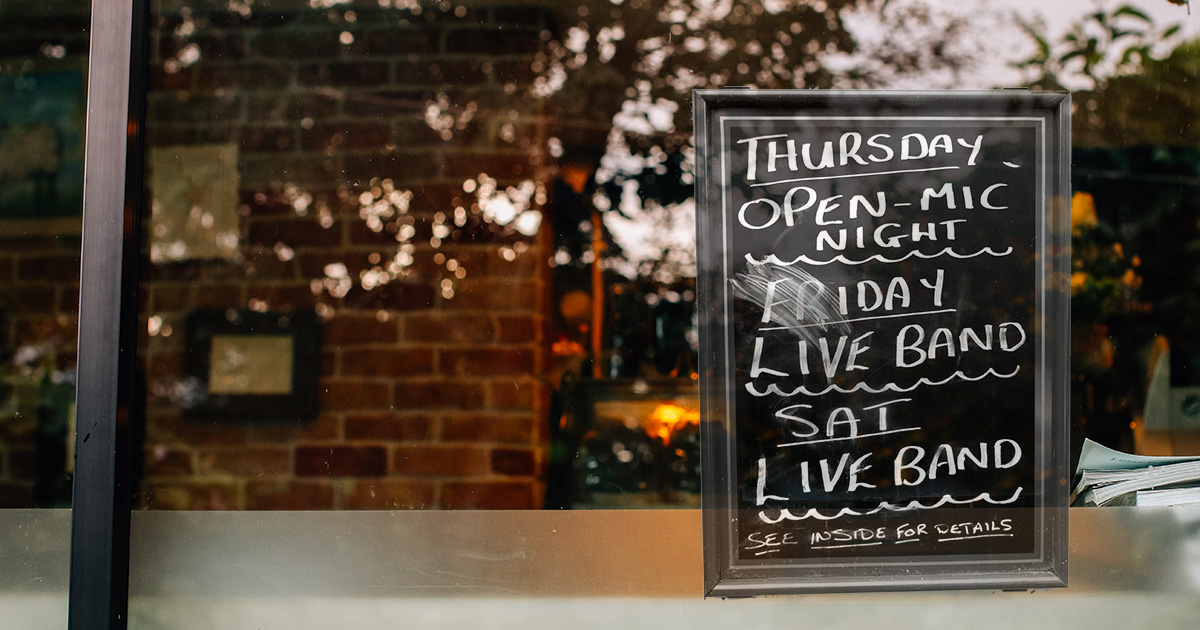 open mic, closed, sign