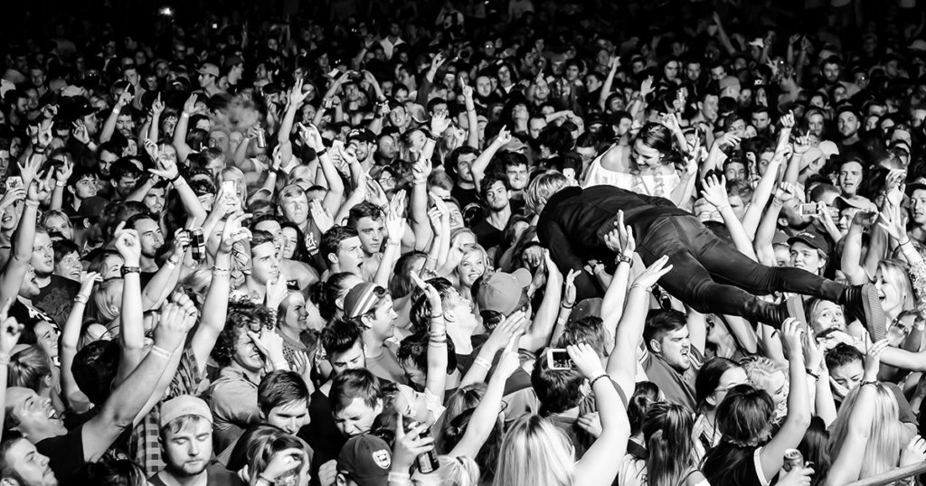 crowd surfing, dead, surf